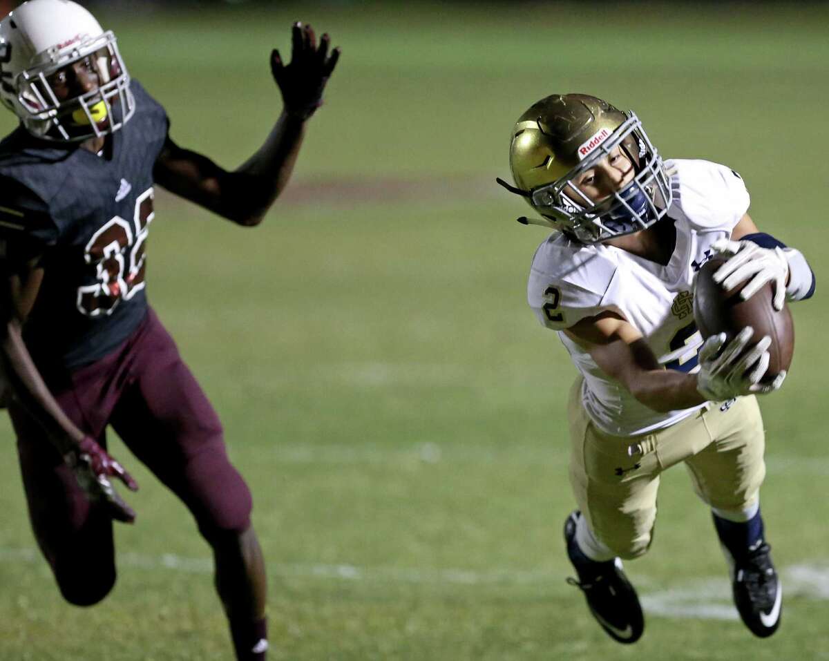 Holy Cross improves to 70 with win over San Antonio Christian