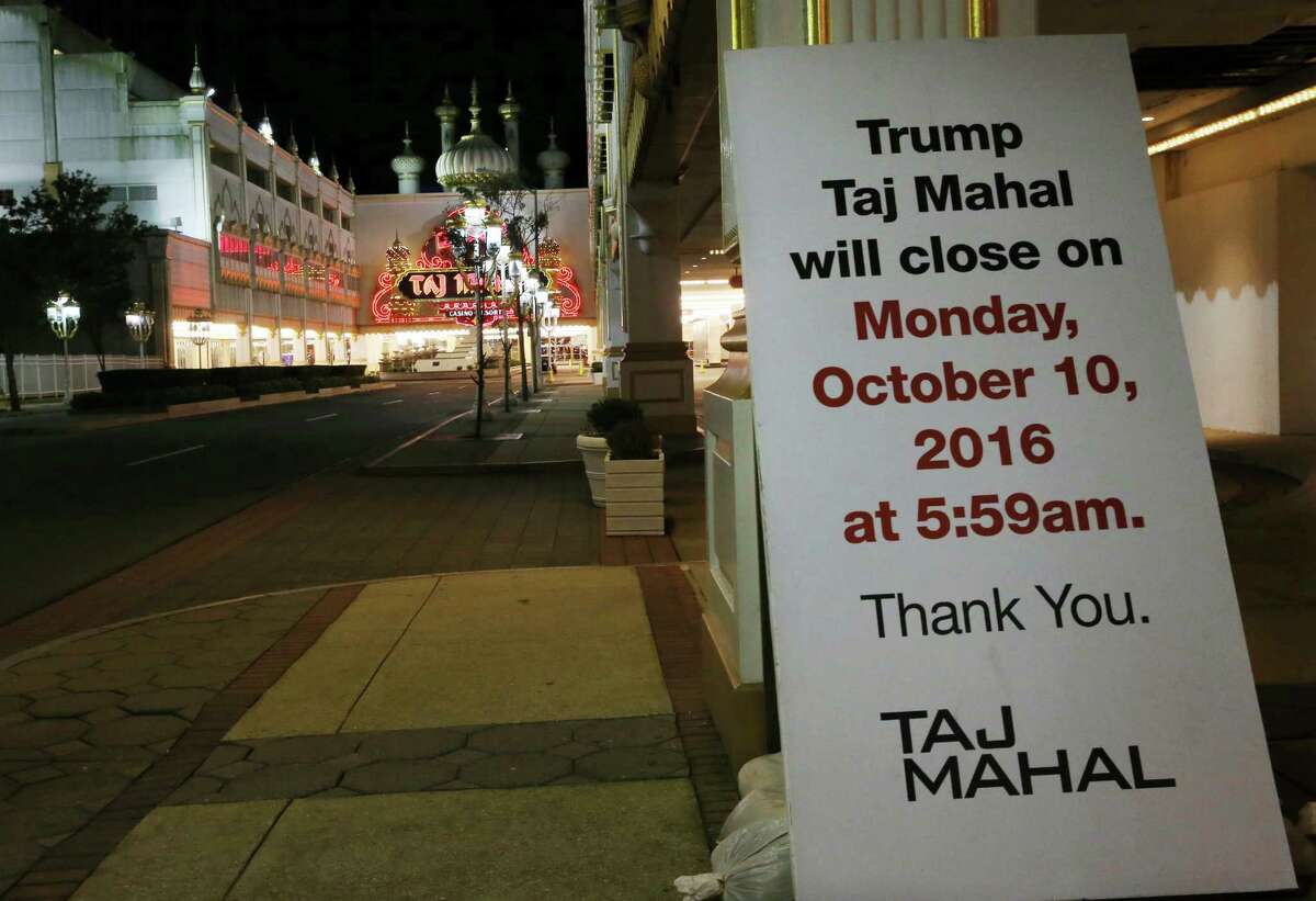 A sign outside the Trump Taj Mahal announces the property’s closing at 5:59 a.m. Monday. Nearly 3,000 workers lost their jobs, bringing the total jobs lost by Atlantic City casino closings to 11,000 since 2014.
