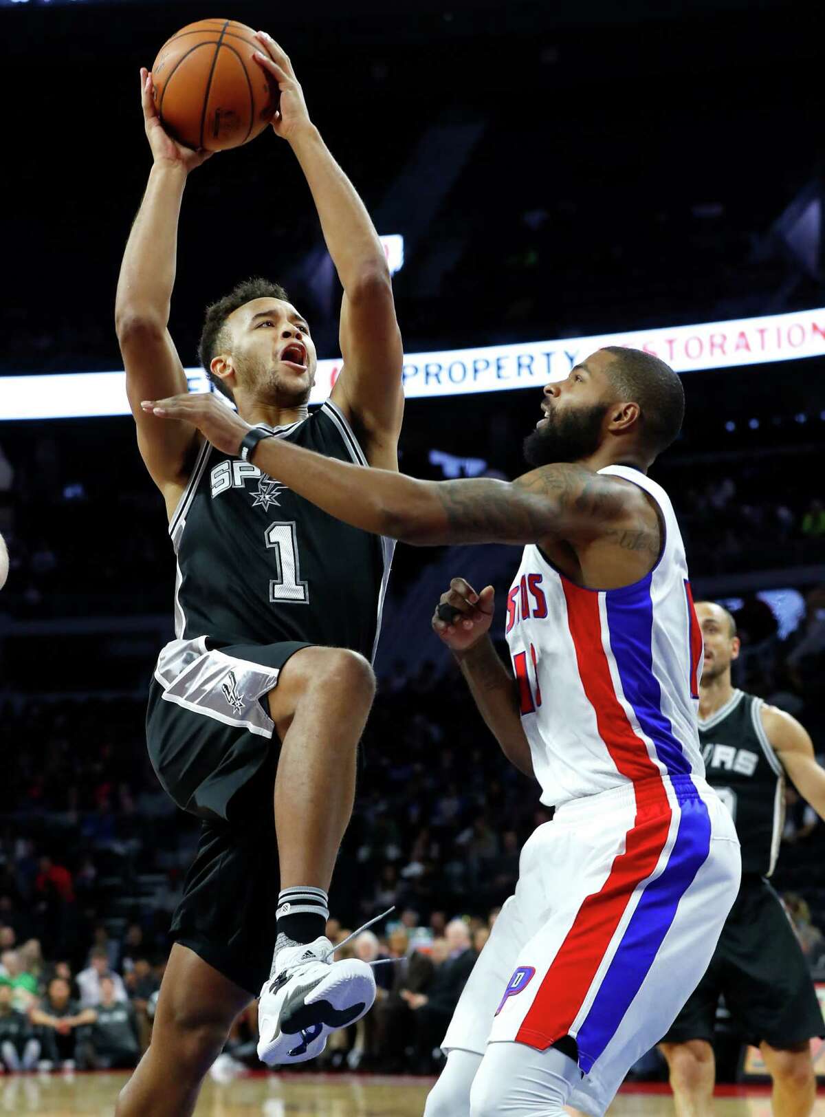 Spurs forward Kyle Anderson drives on Detroit Pistons forward Marcus Morris in the first half of a preseason game in Auburn Hills, Mich., on Oct. 10, 2016.