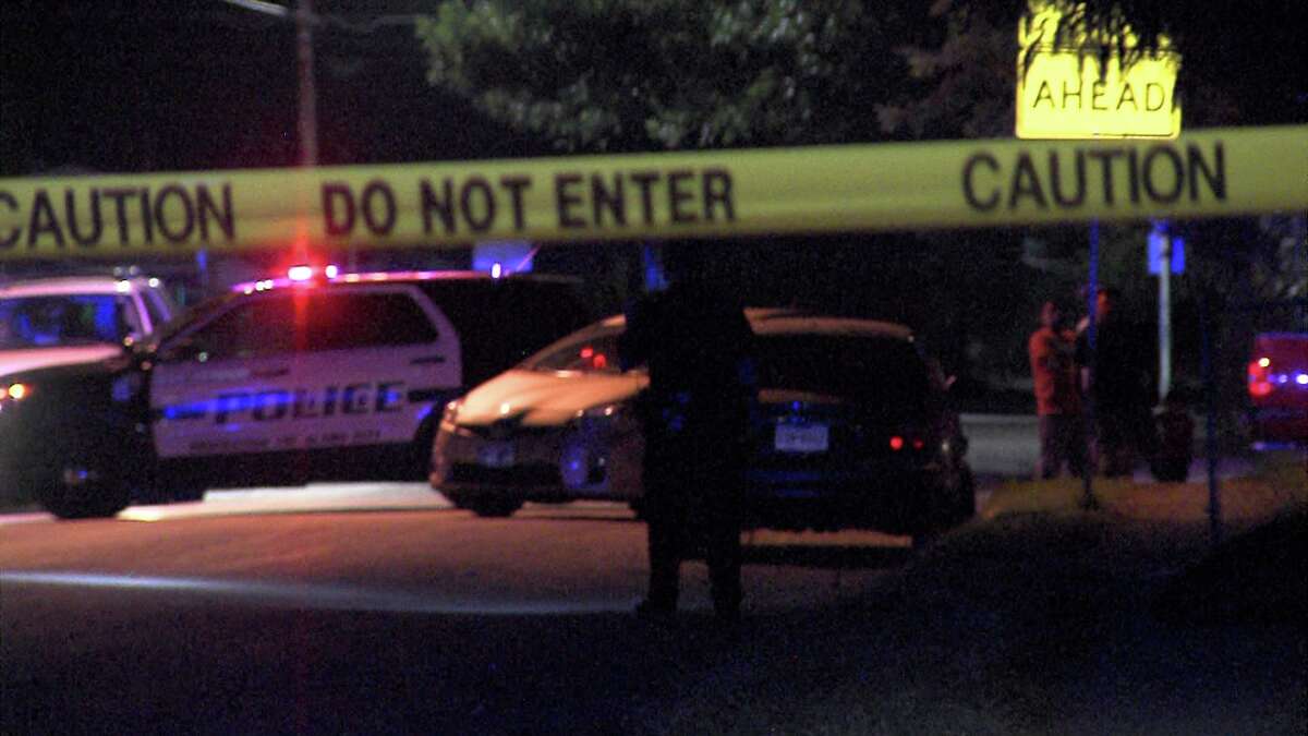 Police Woman shot in leg on the West Side following argument, suspect