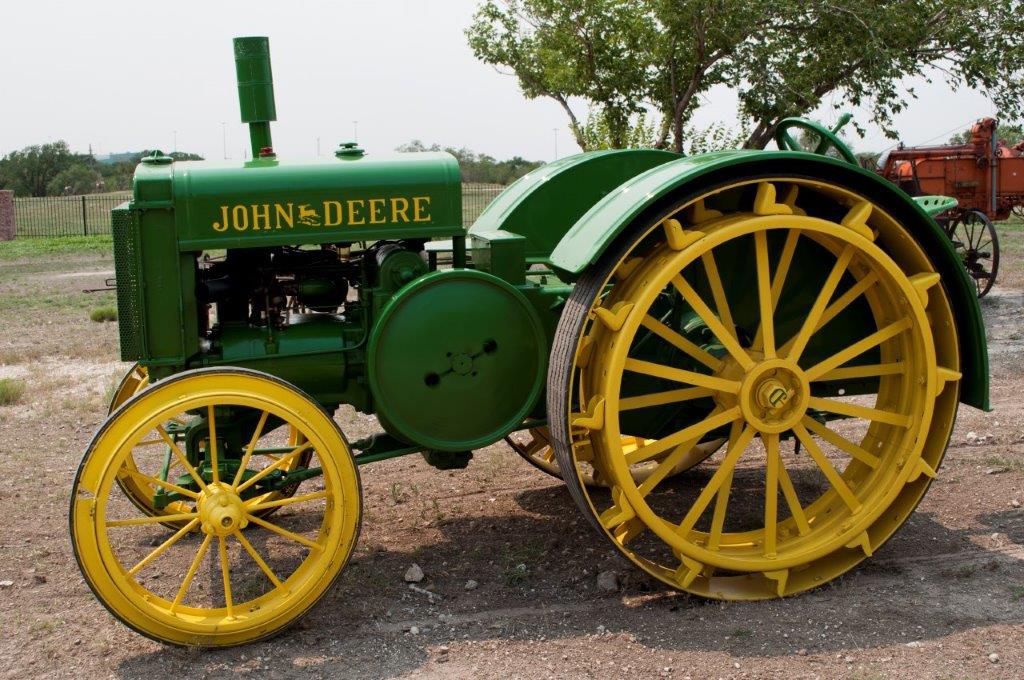 Two-Cylinder Club showcasing antique John Deere tractors - Plainview Daily Herald