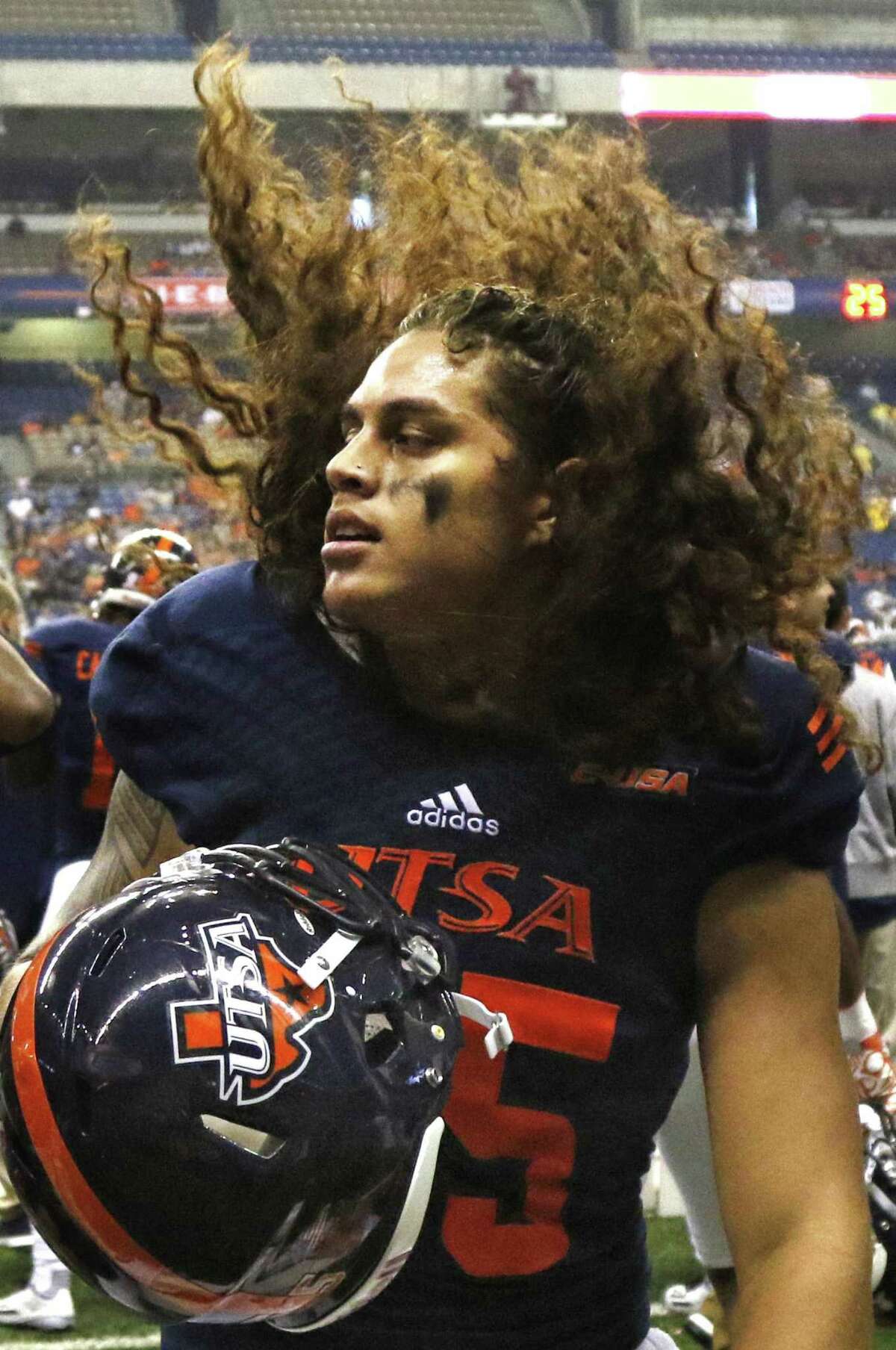 UTSA’s Josiah Tauaefa shakes his long hair on the sidelines during the game against Southern Miss at the Alamodome on Oct. 8, 2016