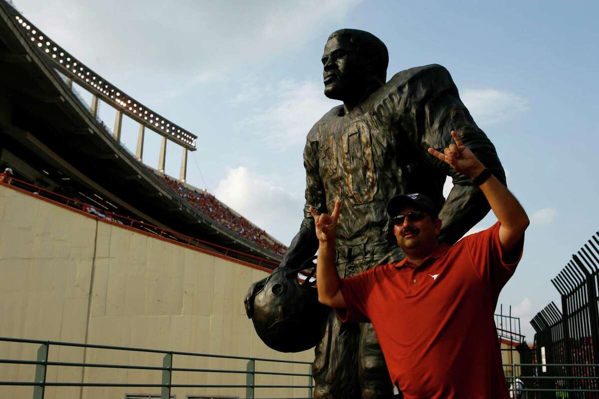 Run, Hit, Repeat. Earl Campbell's Path To Football Greatness