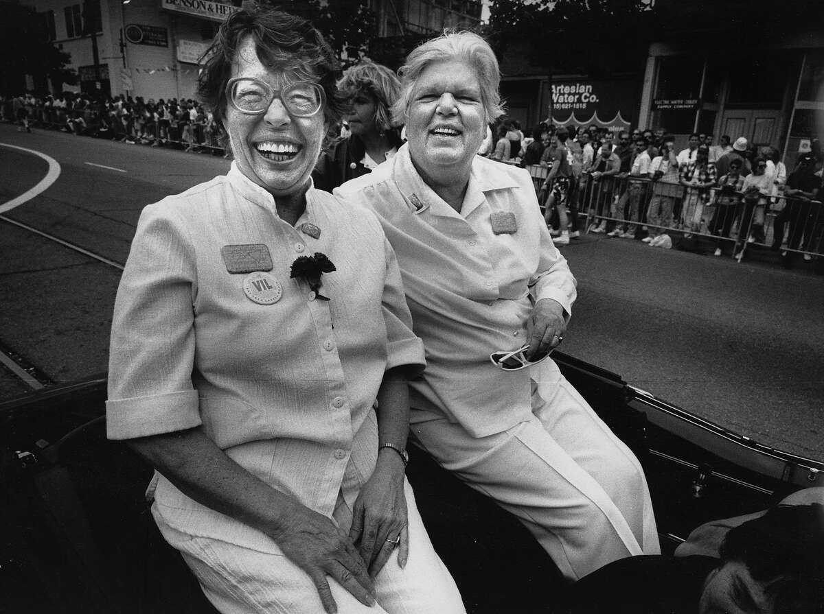 菲利斯·莱昂斯和德尔·马丁，同性恋自由日游行的总指挥，也是先锋女同性恋组织“胆囊炎女儿”的创始人，纪念石墙暴动20周年。1989年6月25日同性恋权利项目