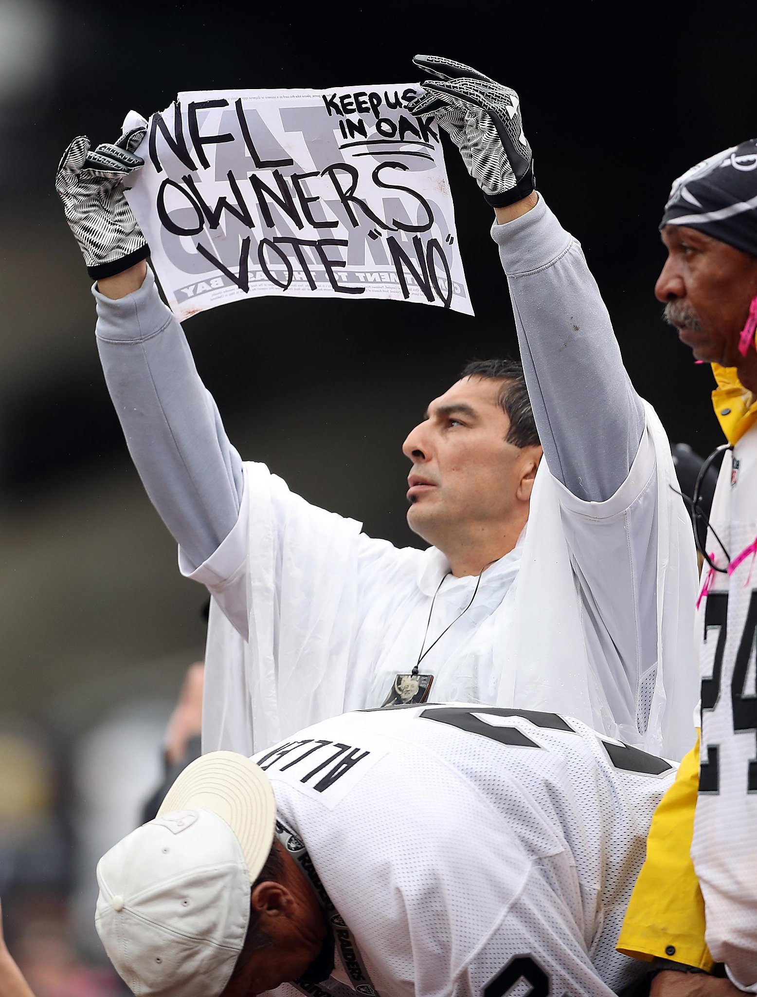 Amari Cooper is bright spot on otherwise rainy day for Raiders