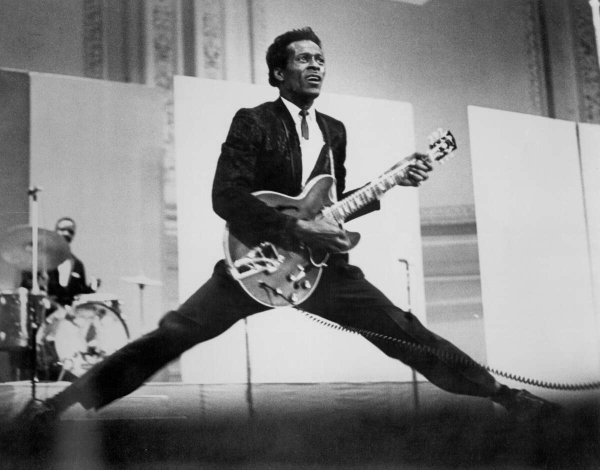 CIRCA 1968: Rock and roll musician Chuck Berry does the splits as he plays his Gibson hollowbody electric guitar in circa 1968. (Photo by Michael Ochs Archives/Getty Images)