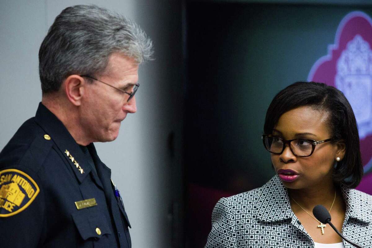 Mayor Ivy Taylor speaks with SAPD Chief William McManus during a October 18, 2016 meeting of the Mayor’s Council on Police-Community Relations at San Antonio's City Hall.