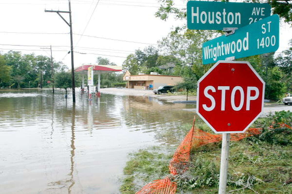 Most amount of rain in 24 hours Inches of rain: 43.00 Date and place: Alvin, July 25-26, 1979 Source: Texas Almanac