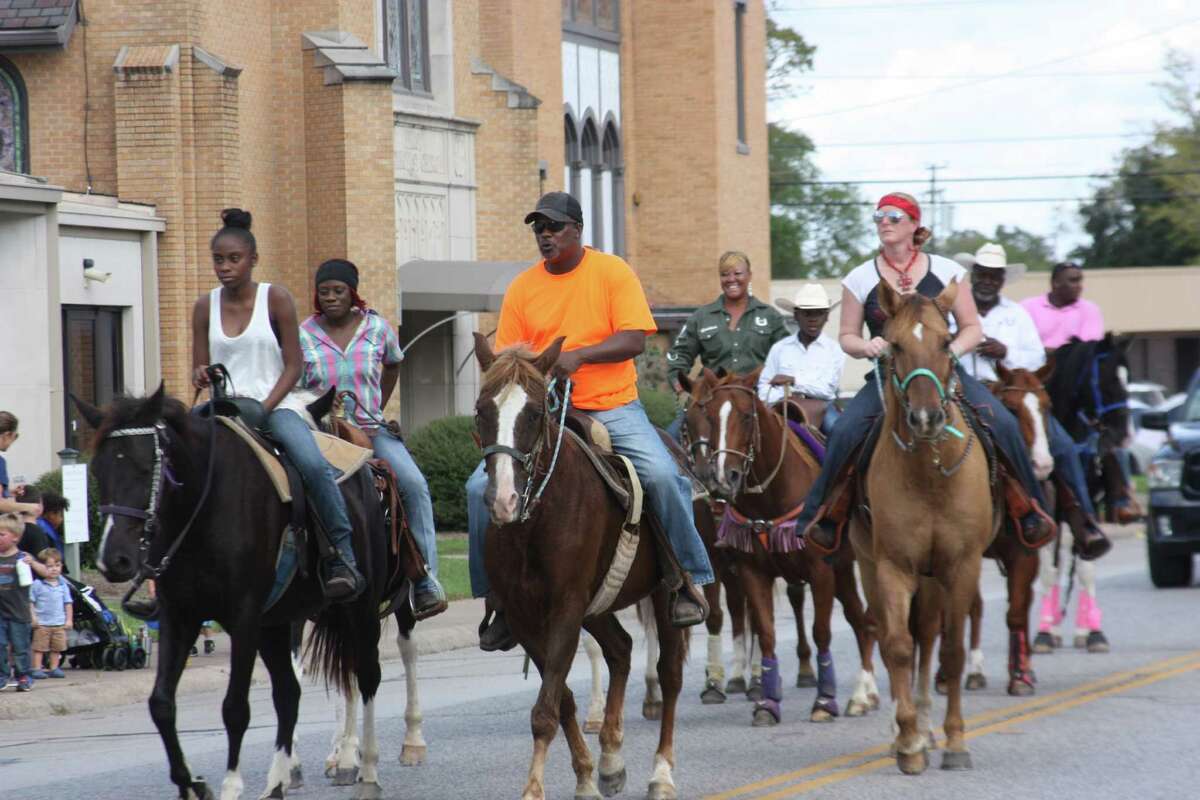 Parade kicks off rodeo events in Liberty