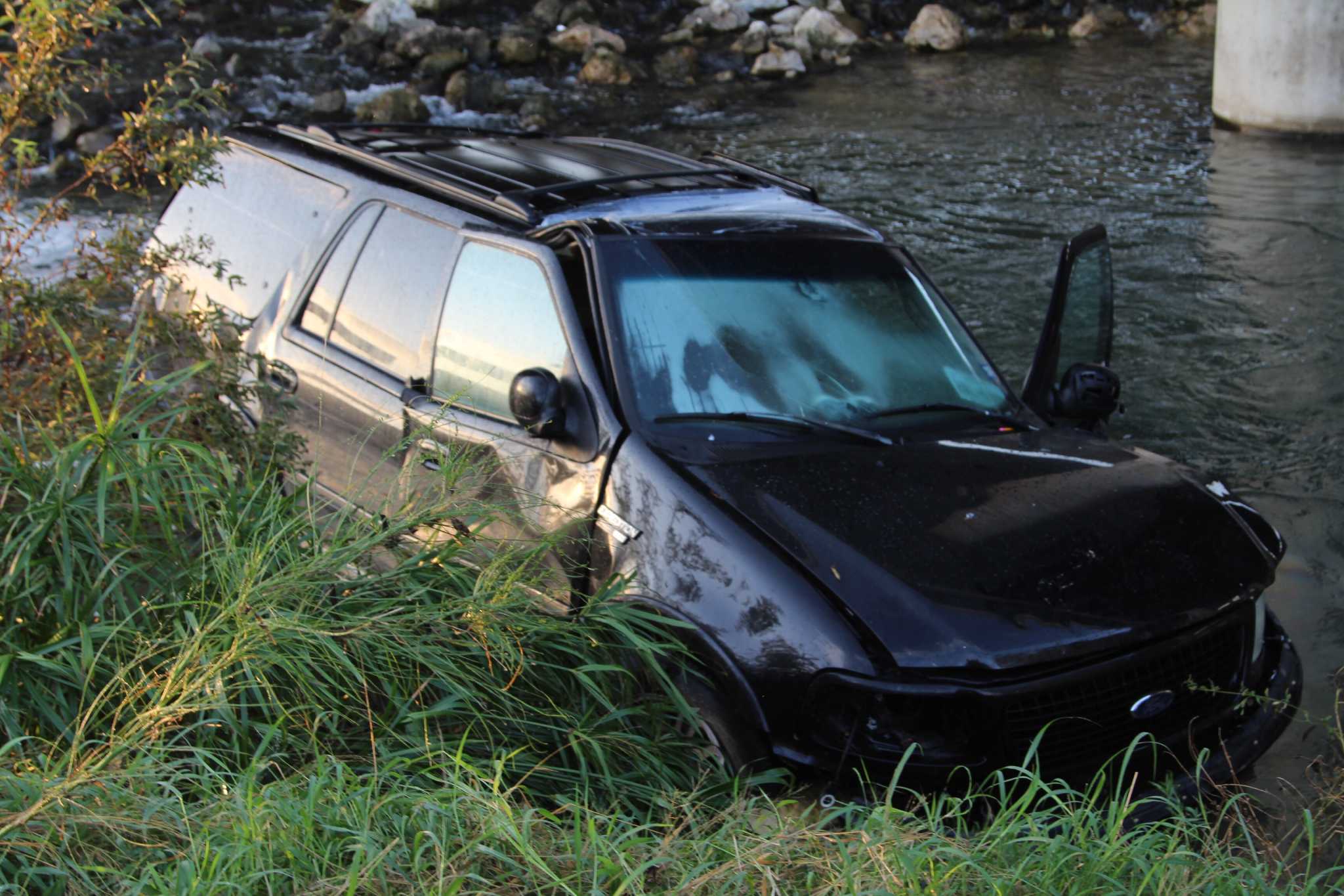 4 children hospitalized after SUV falls from I-10 into S.A. River