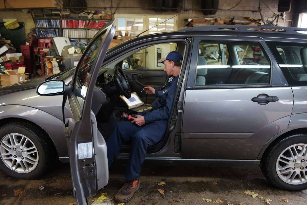 Tiny Ford dealership fights to preserve Henry Ford promise