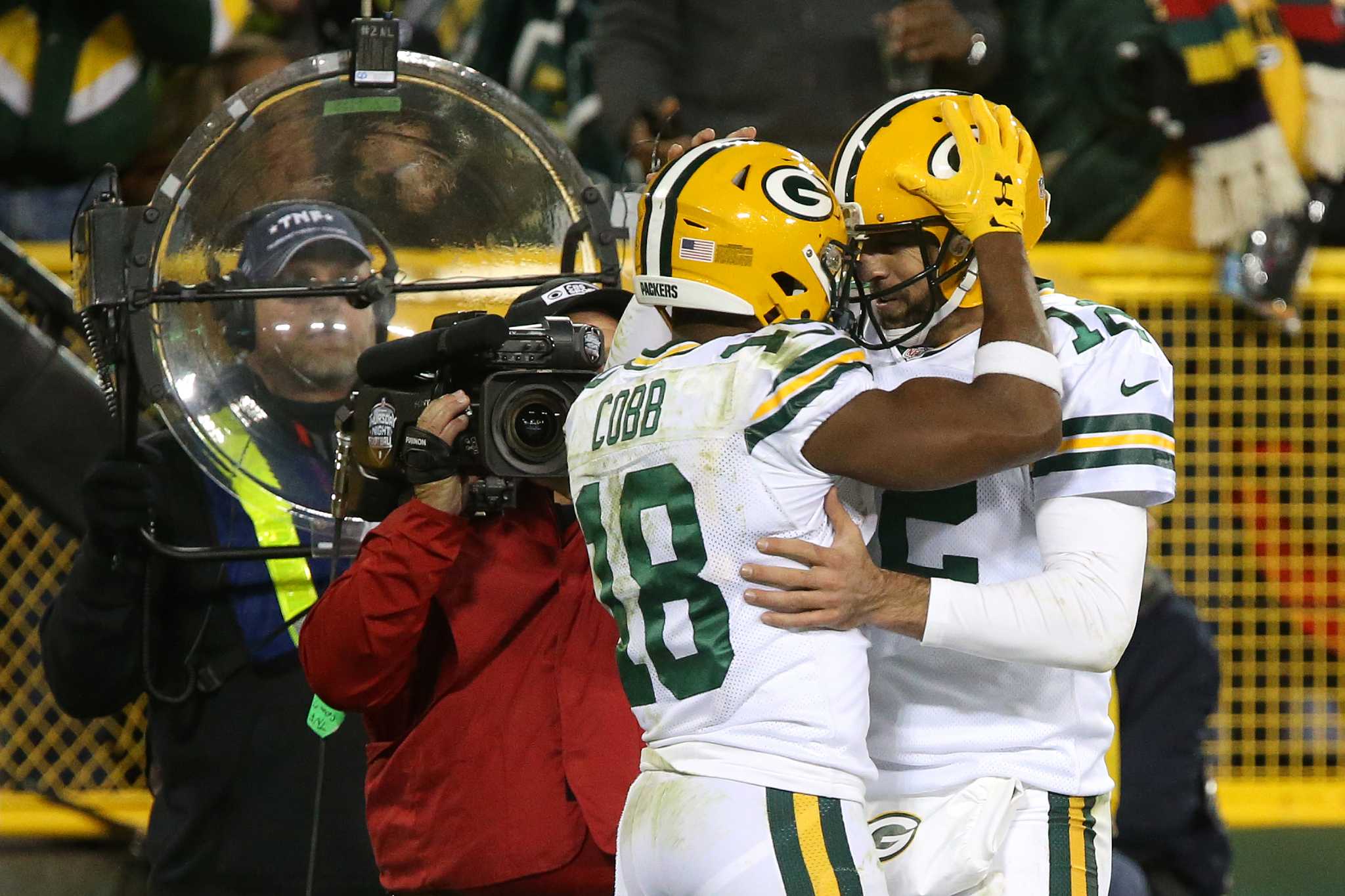 Aaron Rodgers throws 3 TD passes, Packers beat Bears 26-10 – The