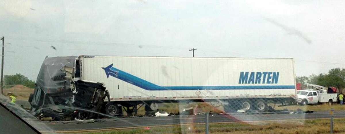 La imagen de cortesía muestra a uno de los dos tracto-camiones que participaran en un choque el miércoles por la tarde, sobre la Carretera Interestatal 35. (Foto de cortesía/Robert Garza)