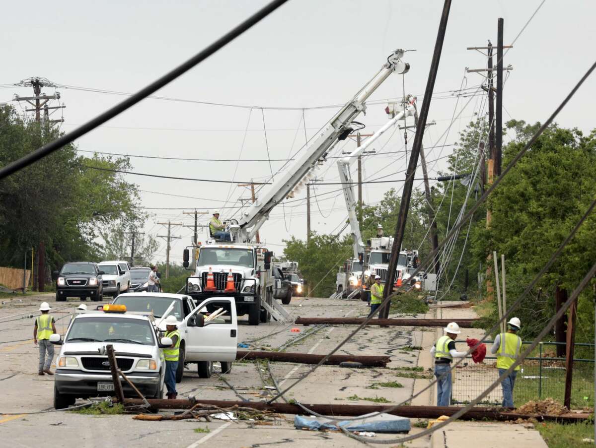 Personal de servicios intentan restaurar la energía eléctrica, el jueves, en Cleburne, Texas. Tornatos azotaron la zona norte de Texas durante la noche, dejando al menos seis personas sin vida.Foto por Michael Ainsworth/The Dallas Morning News/AP)