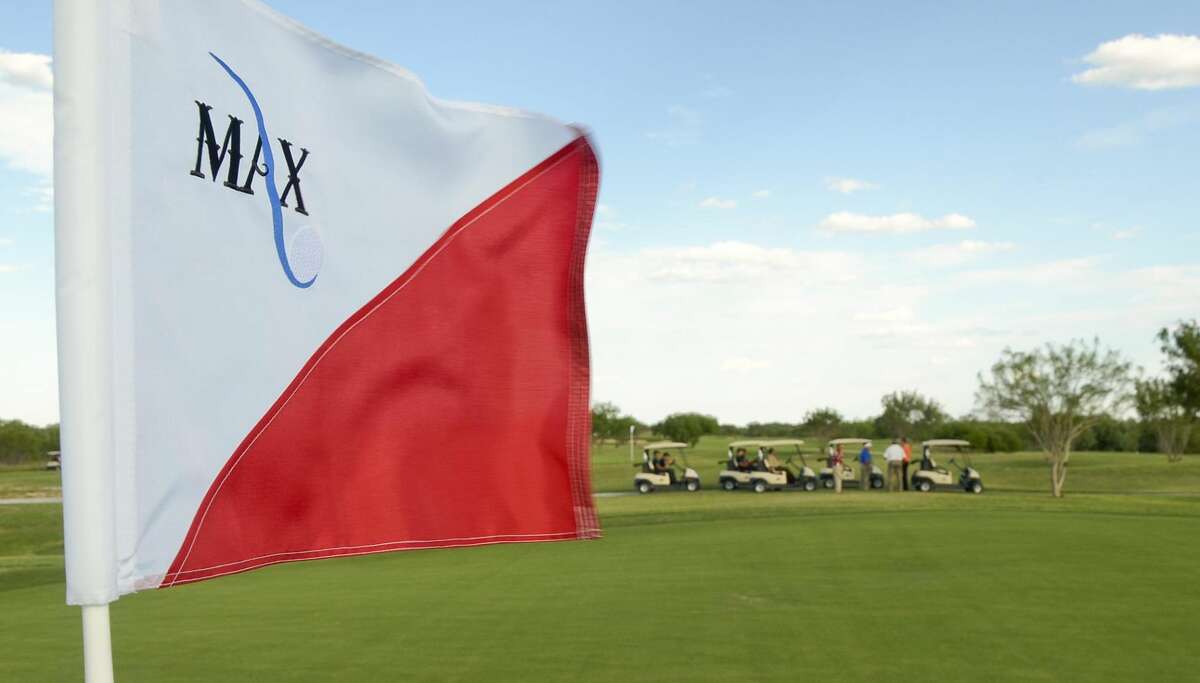 Un grupo de invitados es guiado para conocer el Campo de Golf Municipal 'Max A. Mandel'. Encargados de 'The Max' están ofreciendo clases de golf. (Foto archivo/LMT)