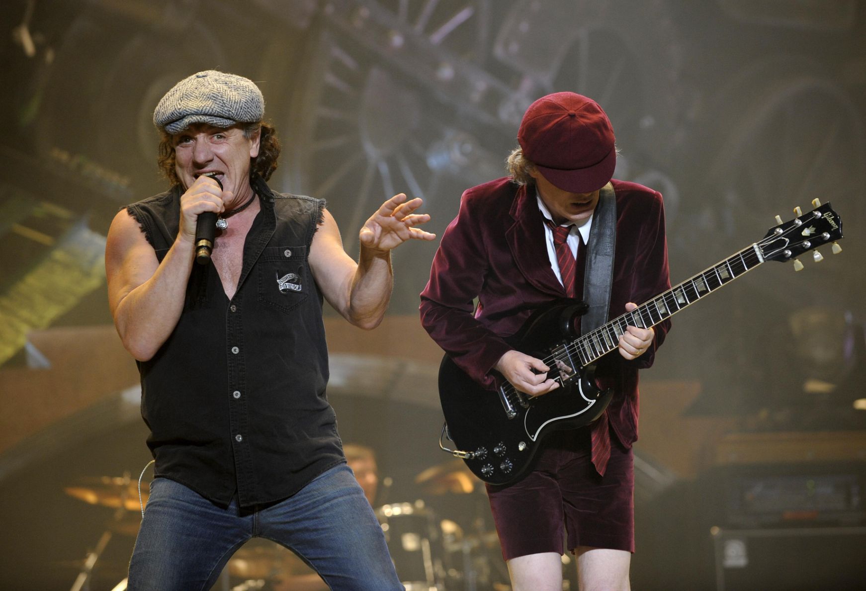 Rock band AC/DC releases entire catalog on iTunes