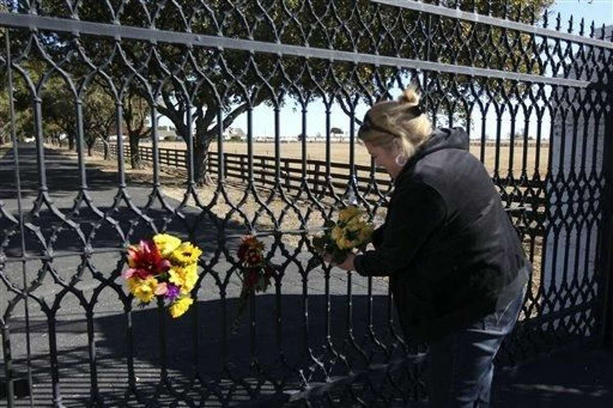 Tourists visit Southfork to remember Larry Hagman