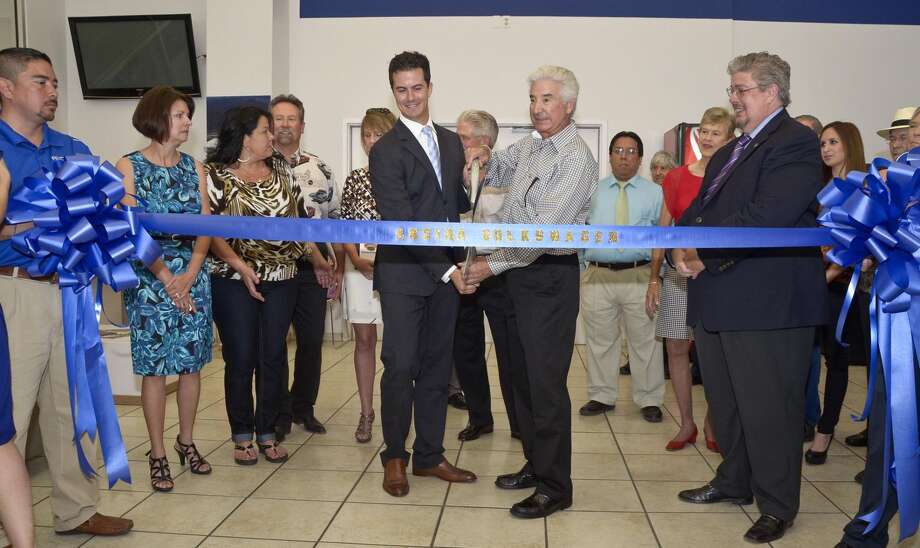 Ancira Art Laredo Morning Times Ancira Volkswagen General Manager Go Iturbe Left And Company Founder Ernesto Jr