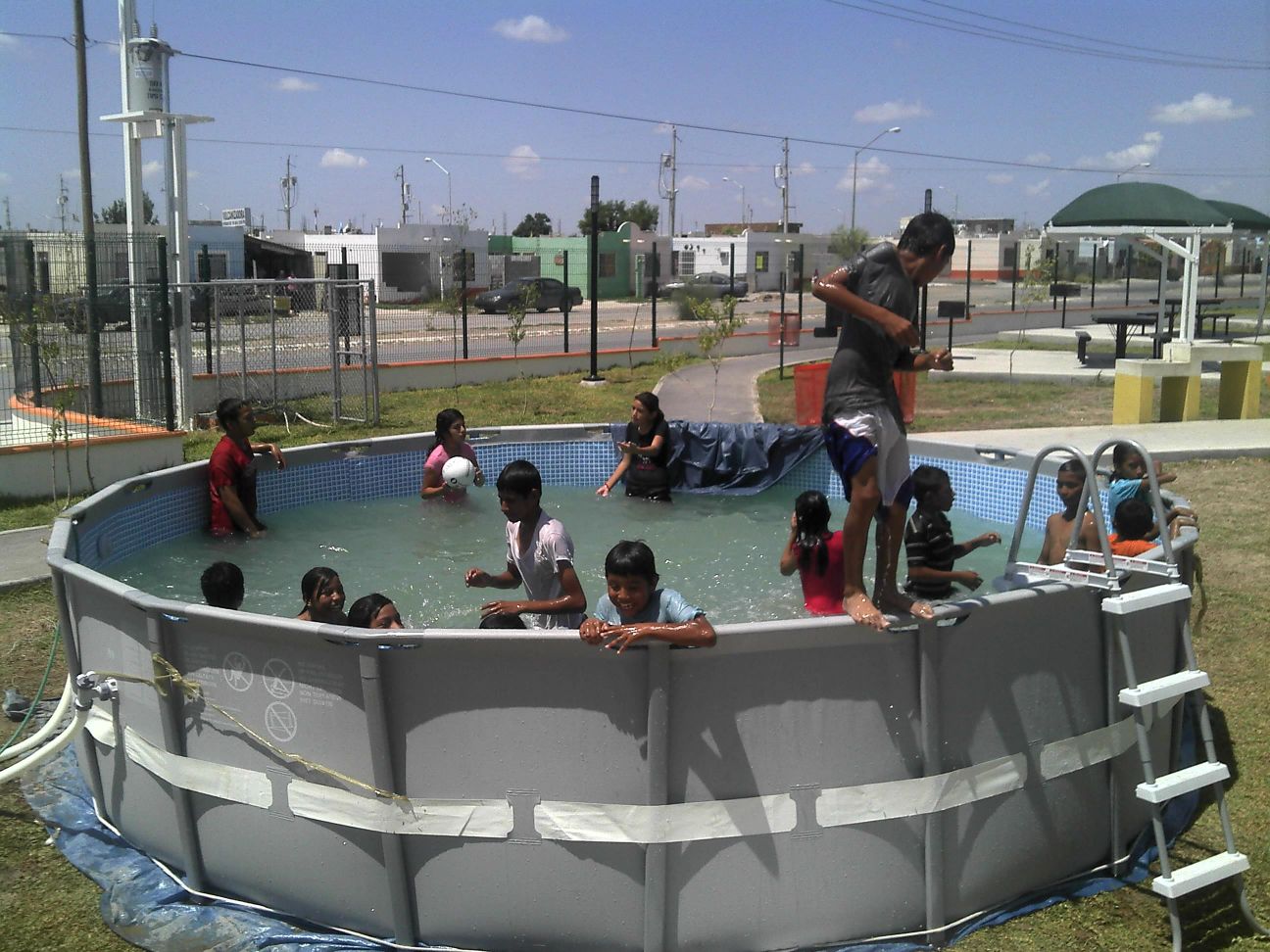 Instalan en Nuevo Laredo, México, ocho albercas móviles