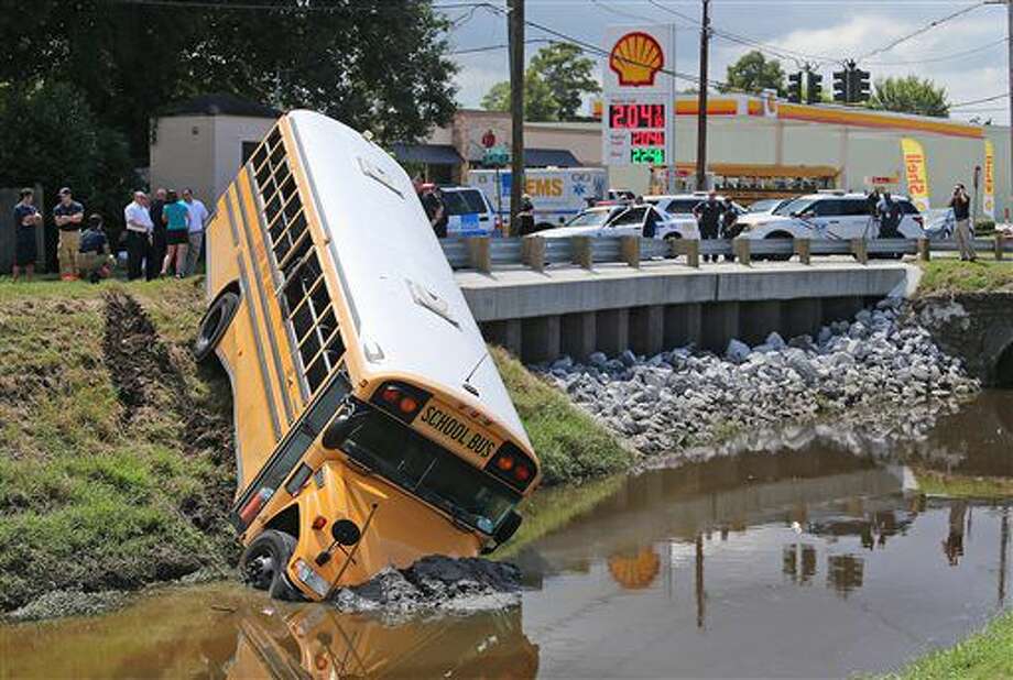 Minor Injuries When School Bus Runs Onto Bank Of Canal Laredo Morning Times