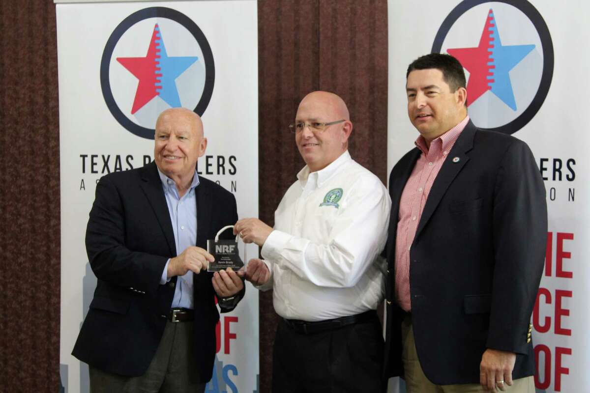 Congressman Kevin Brady (left) accepts the Â?‘Hero of Main StreetÂ?’ award from the National Retail Federation.