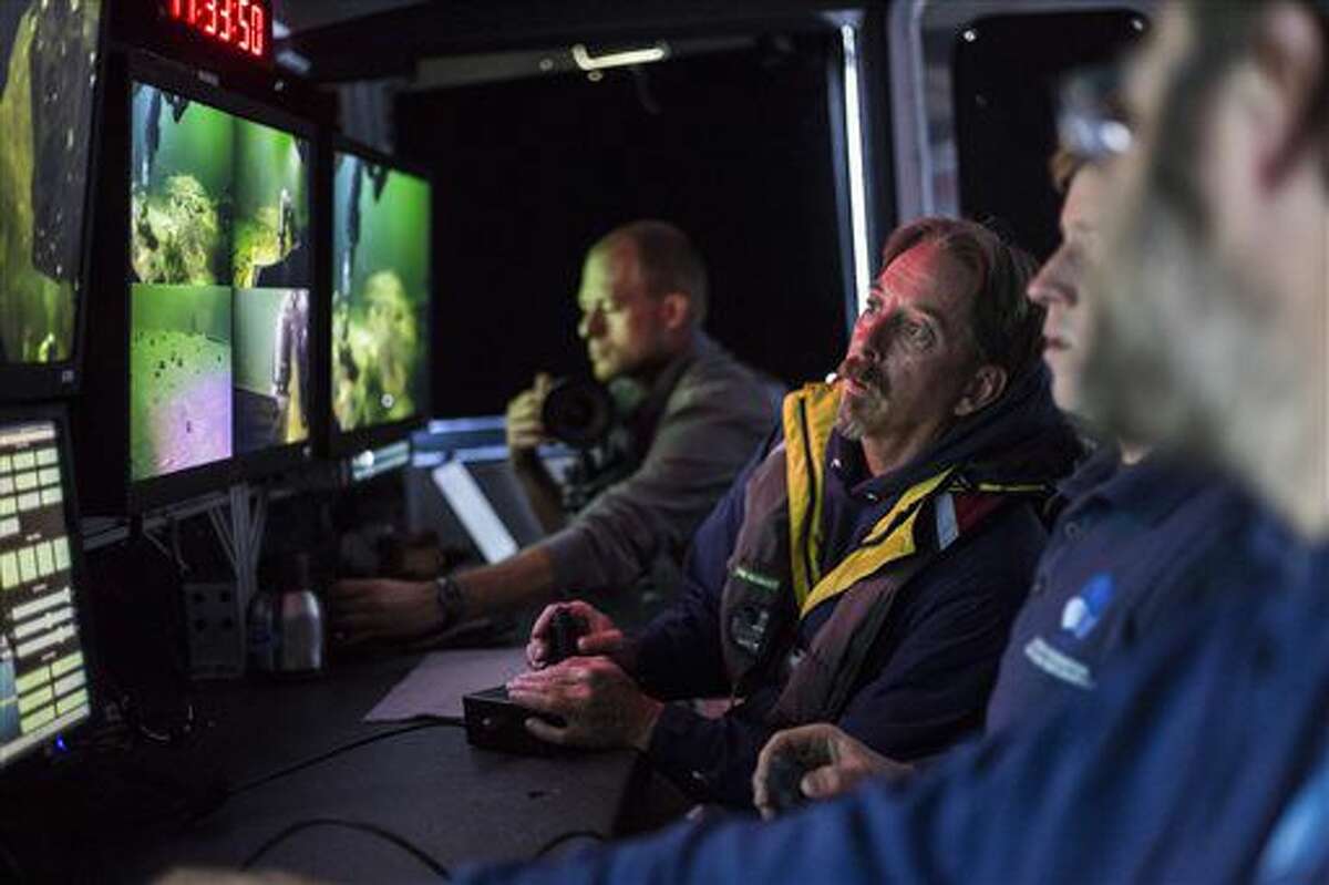 Diving to Yellowstone Lake's underwater world