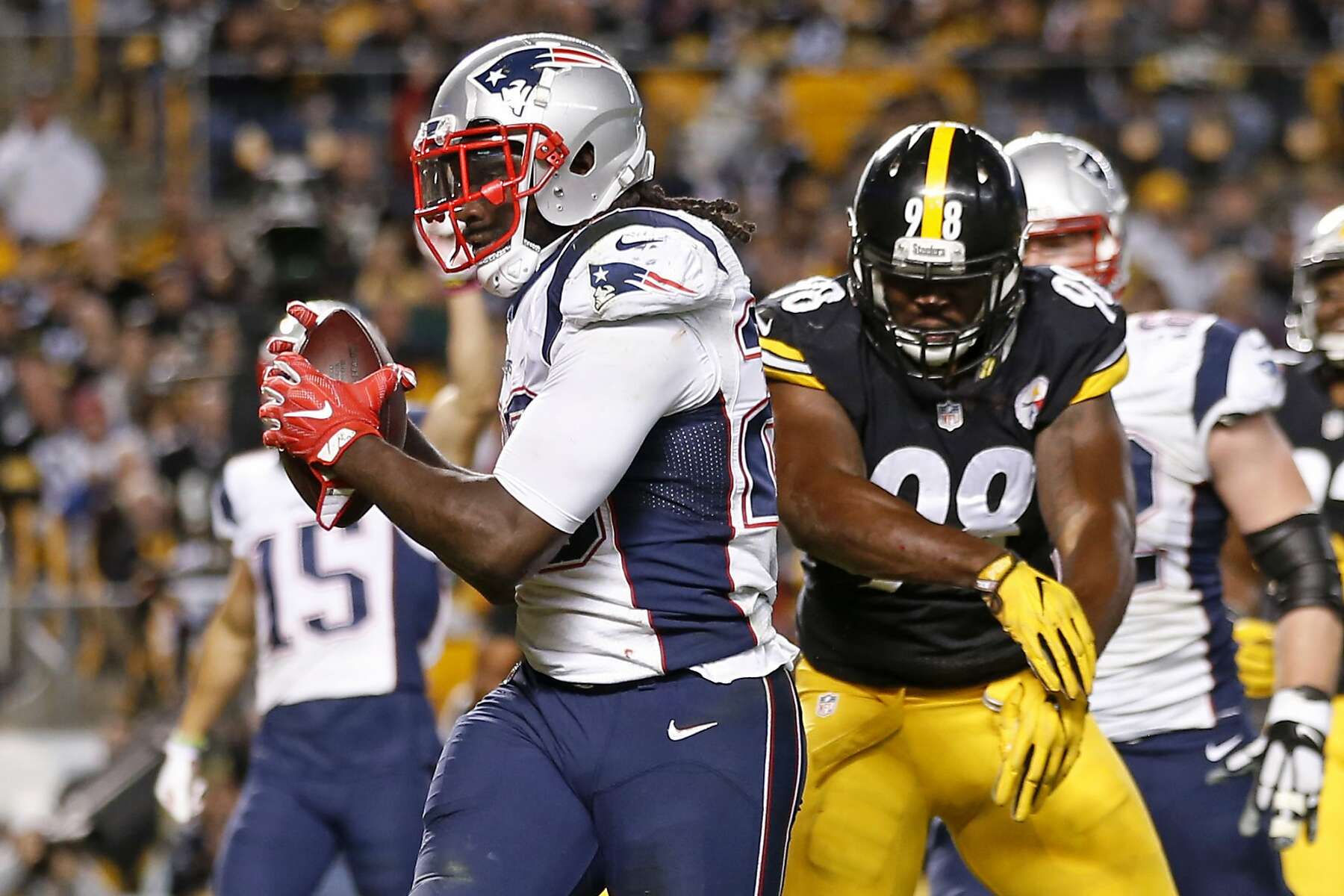 LeGarrette Blount, Patriots pull away from Steelers 27-16