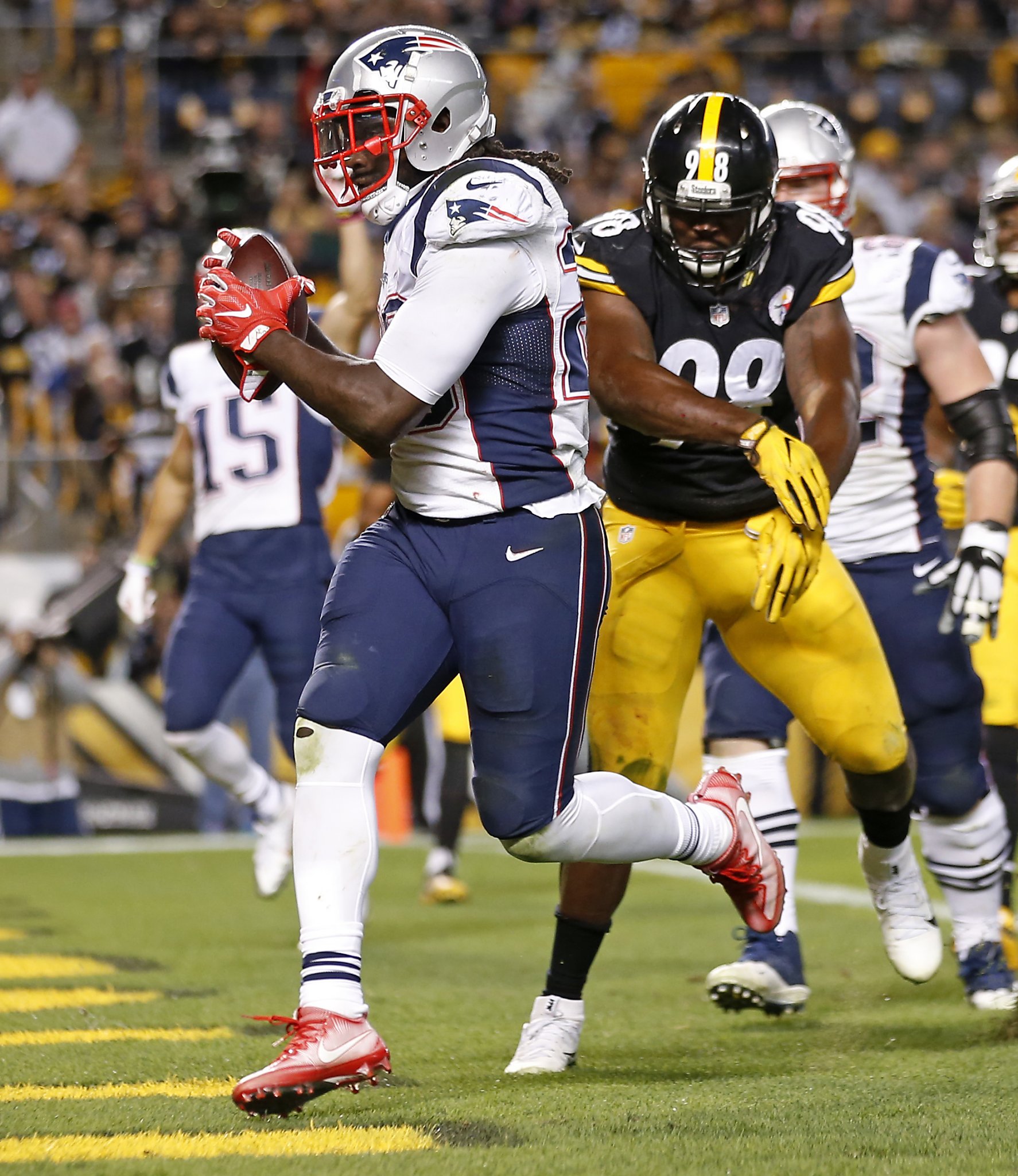 LeGarrette Blount, Patriots pull away from Steelers 27-16