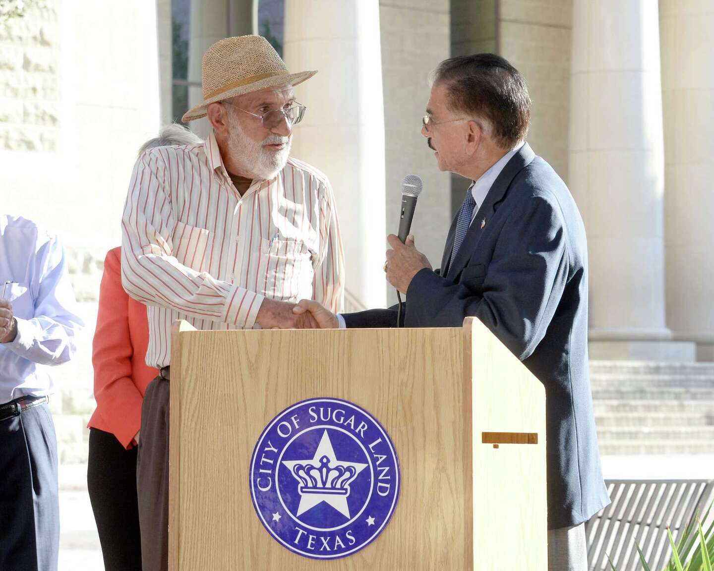 Sugar Land nonprofit recognizes donor infamous for selfie statue