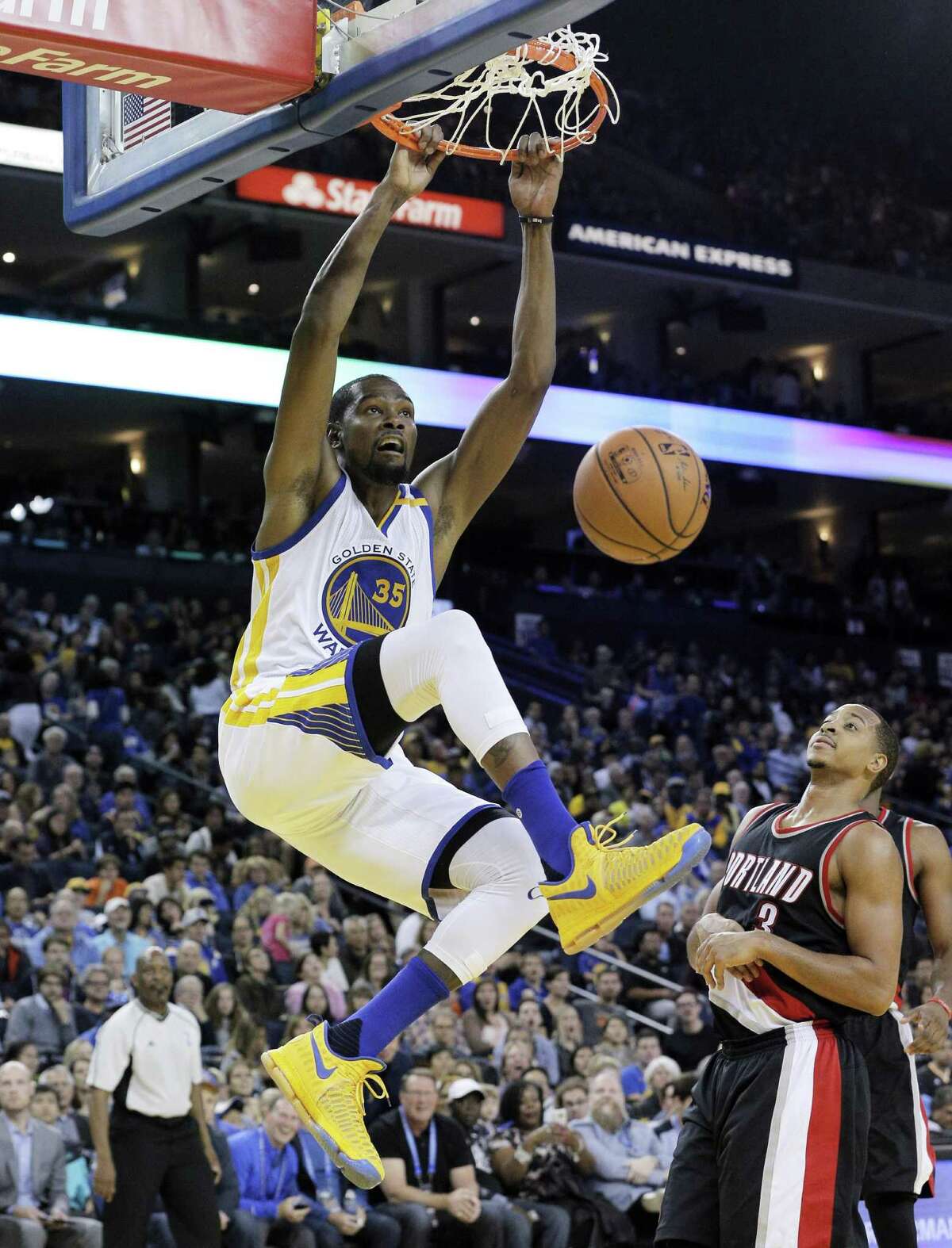 Kevin Durant (35) dunks during the first half as the Warriors played the Portland Trail Blazers during a preseason game at Oracle Arena on Oct. 21, 2016, in Oakland, Calif.
