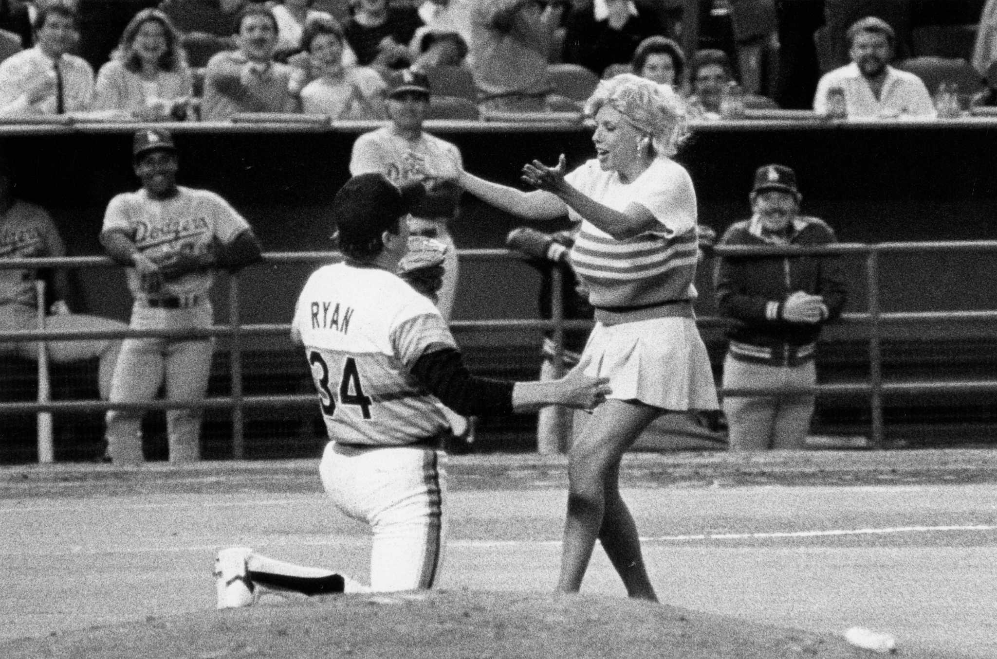 Nolan Ryan famously pummeled Robin Ventura 27 years ago