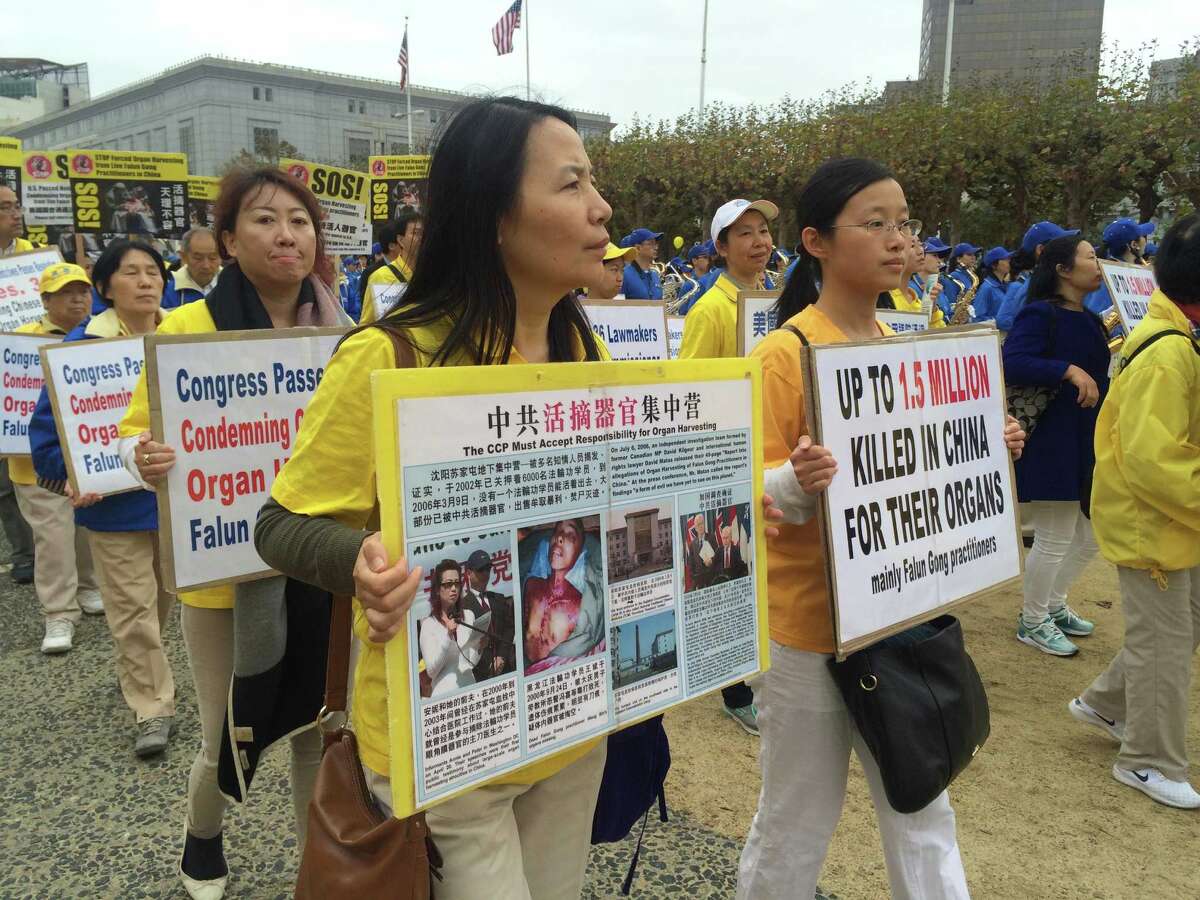 Thousands of Falun Gong members march on SF's Market Street