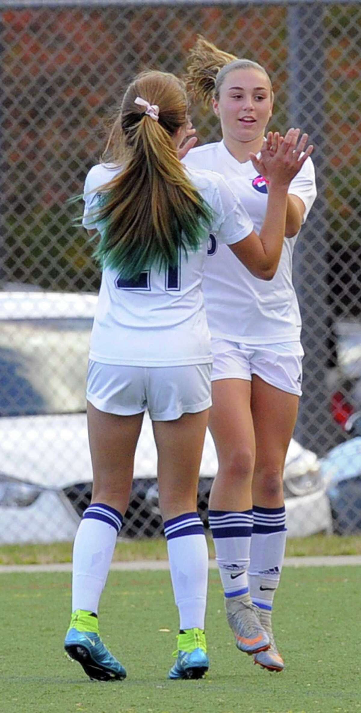 Wilton denies New Canaan FCIAC playoff berth