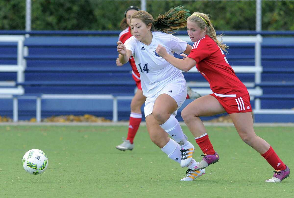 Wilton denies New Canaan FCIAC playoff berth