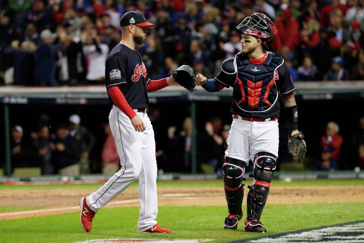 Corey Kluber, Roberto Perez key Indians' Game 1 win over Cubs