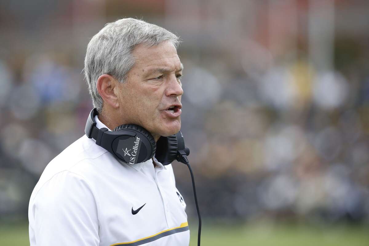 How much college football coaches got paid per win