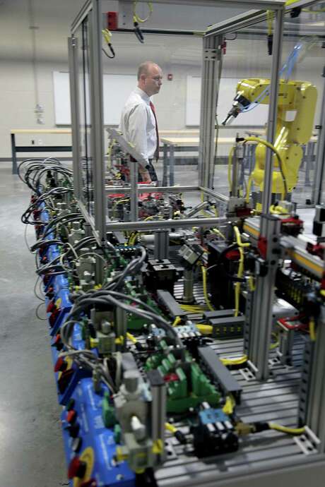 A robotic unit in the Robotics and Mechatronics lab at the Houston Community College's Advanced Manufacturing Center of Excellence Oct. 4, 2016, in Stafford. ( James Nielsen / Houston Chronicle )