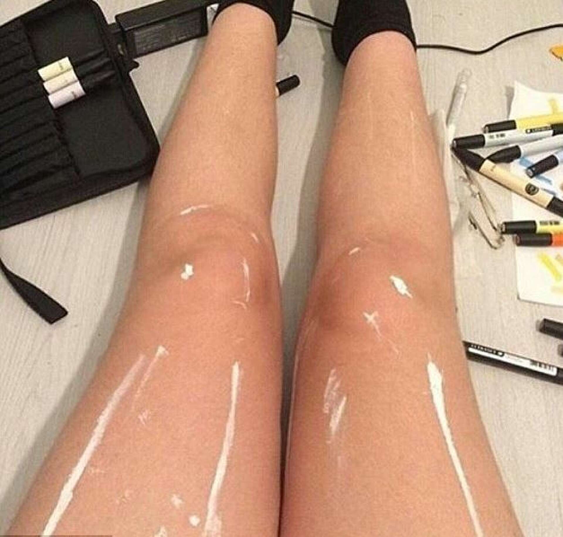 Shiny legs optical illusion is the new 'blue and black dress'