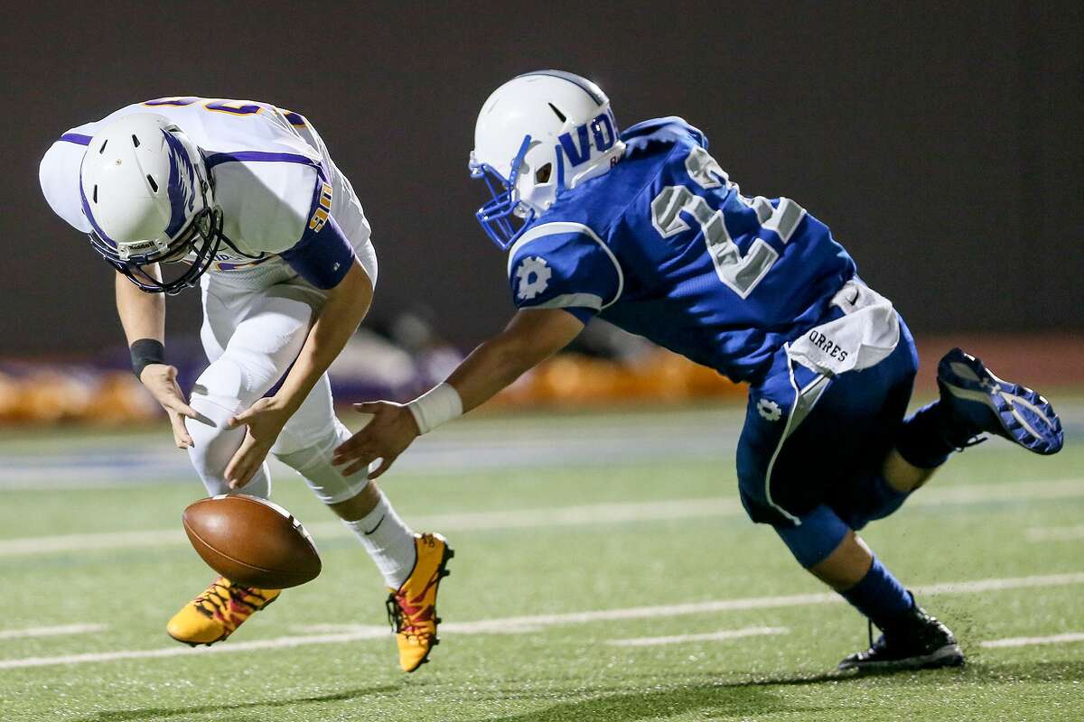 Brackenridge's Victor Figueroa (left) tries to regain control of the ball as Lanier's Steve Torres tries to recover it during the first half of their District 28-5A high school football game at Alamo Stadium on Thursday, Oct. 27, 2016. MARVIN PFEIFFER/ mpfeiffer@express-news.net