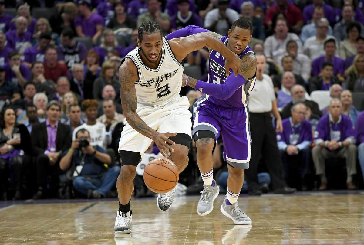 SACRAMENTO, CA - OCTOBER 27: Kawhi Leonard #2 of the San Antonio Spurs steals the ball and breaks away from Ben McLemore #23 of the Sacramento Kings during the third quarter of an NBA basketball game at Golden 1 Center on October 27, 2016 in Sacramento, California. NOTE TO USER: User expressly acknowledges and agrees that, by downloading and or using this photograph, User is consenting to the terms and conditions of the Getty Images License Agreement. (Photo by Thearon W. Henderson/Getty Images)