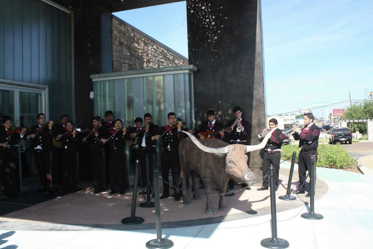 El mariaichi de TAMIU interpretó varias melodías como parte del Primer Festival Nuevo Santander organizado por la Sociedad de Genealogía y el Museo de Historia del Condado de Zapata, el sábado por la mañana