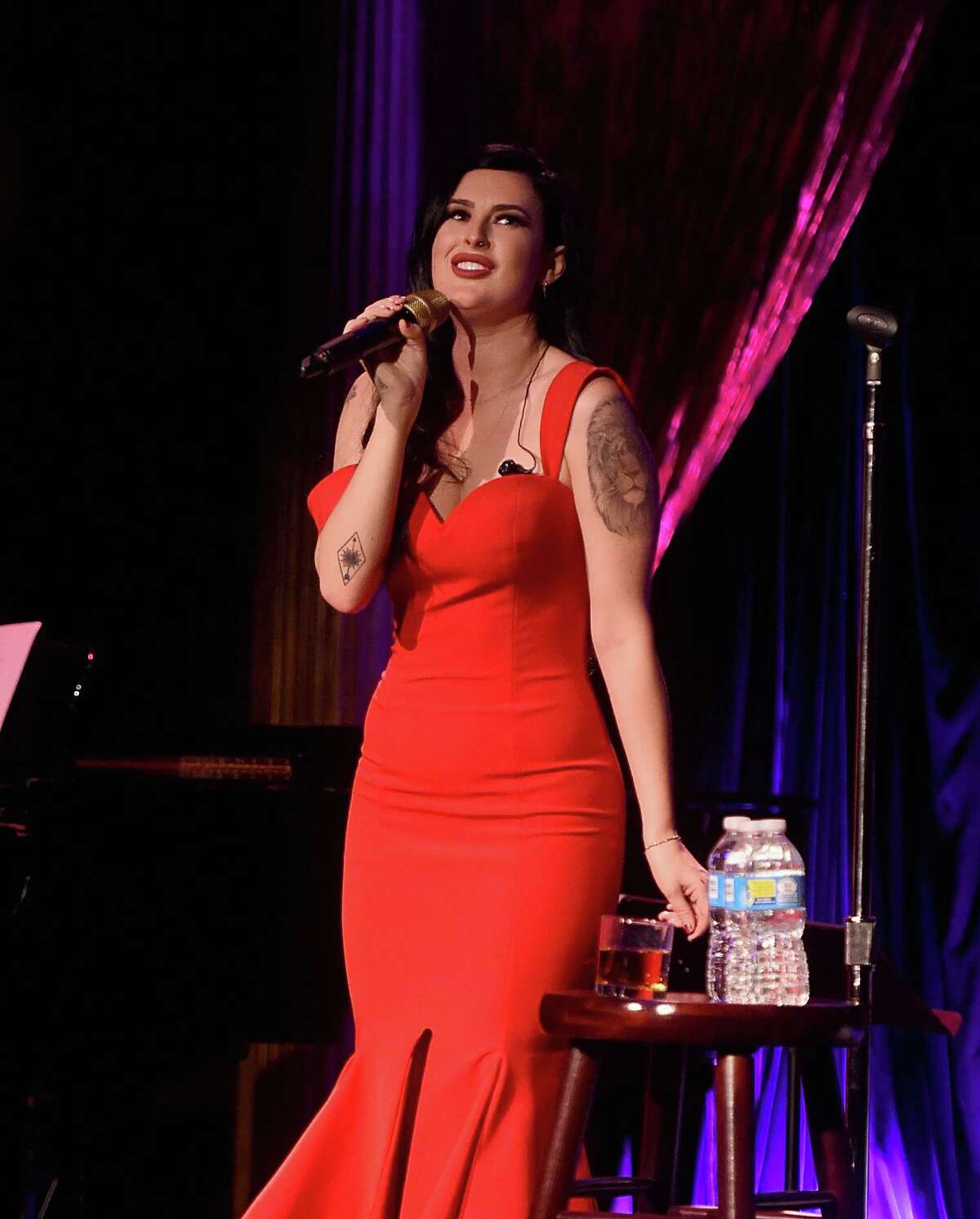 Rumer Willis dancing, and singing, on her own