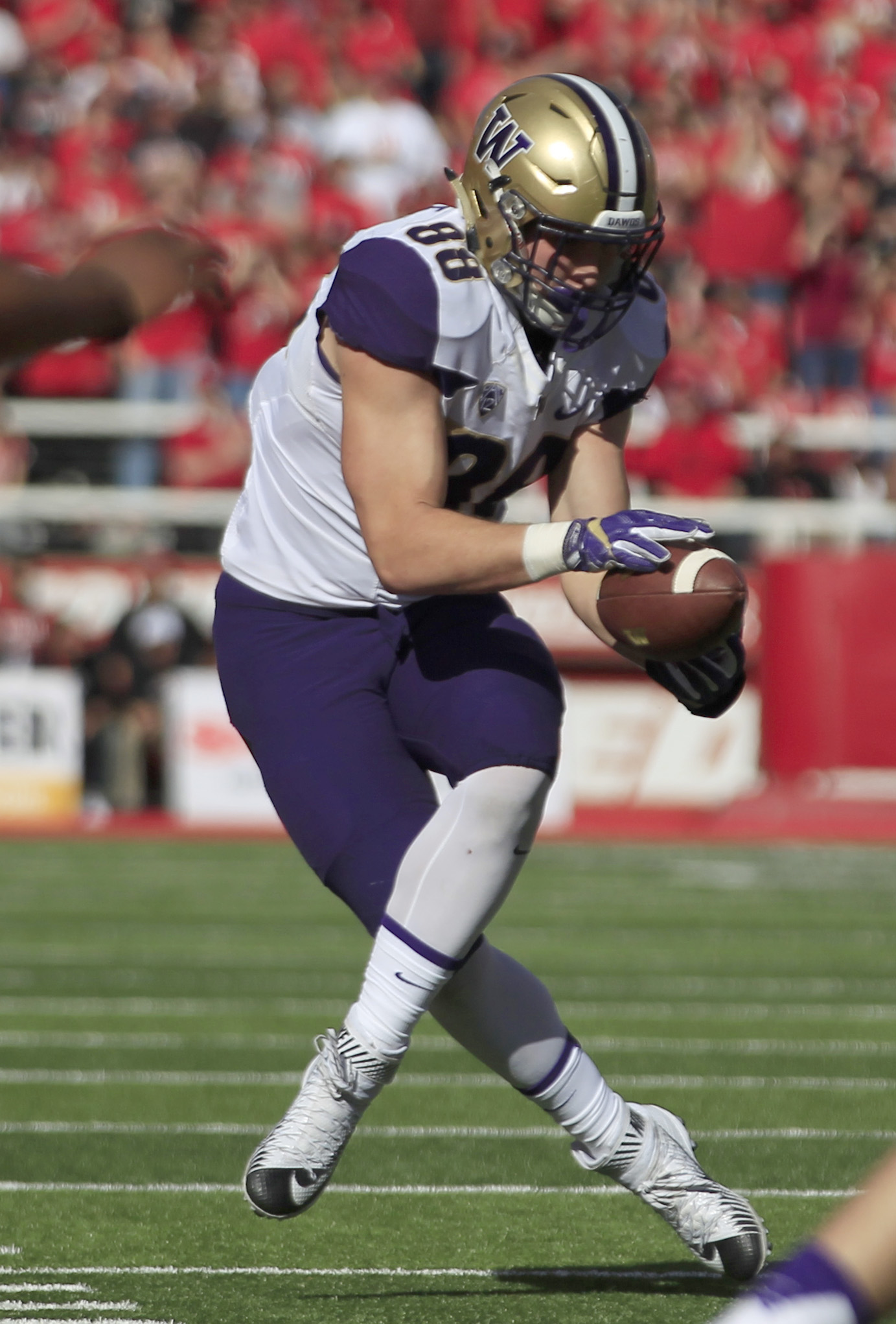 Jake Browning's scrambling loft beats outstretched LB's arms for