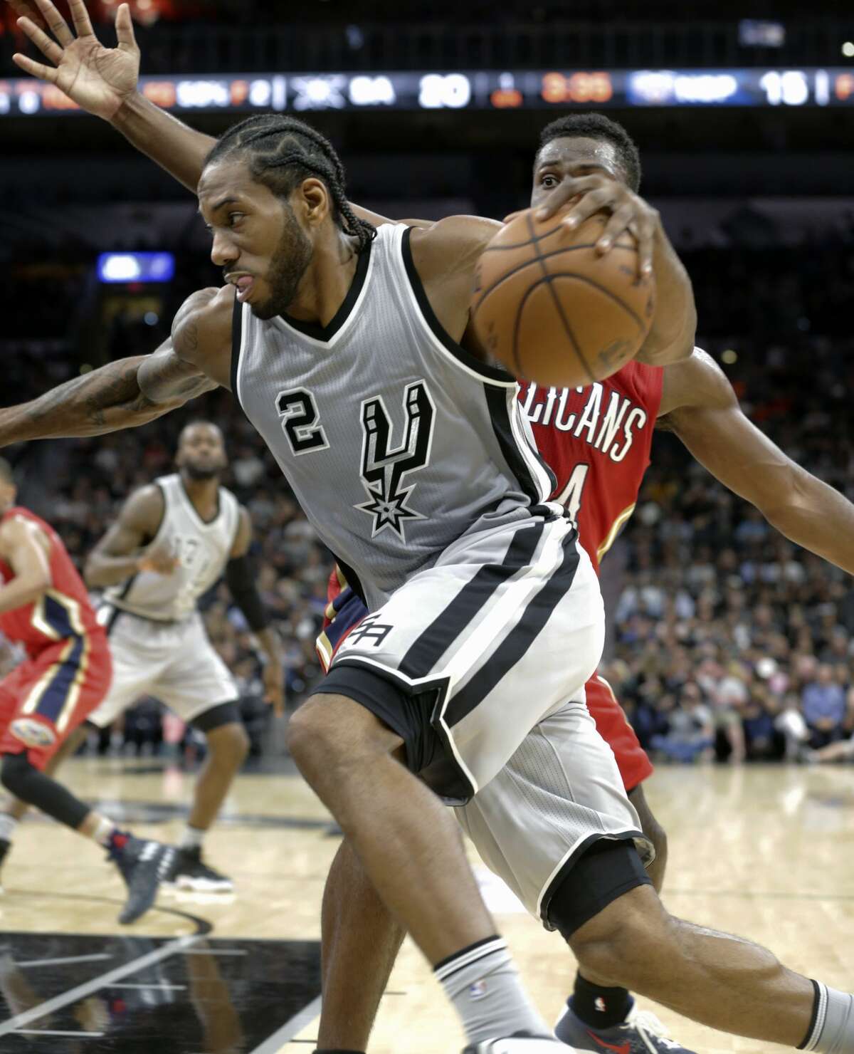 Kawhi Leonard drives the lane as the Spurs host the Pelicans at the AT&T Center on October 29, 2016.