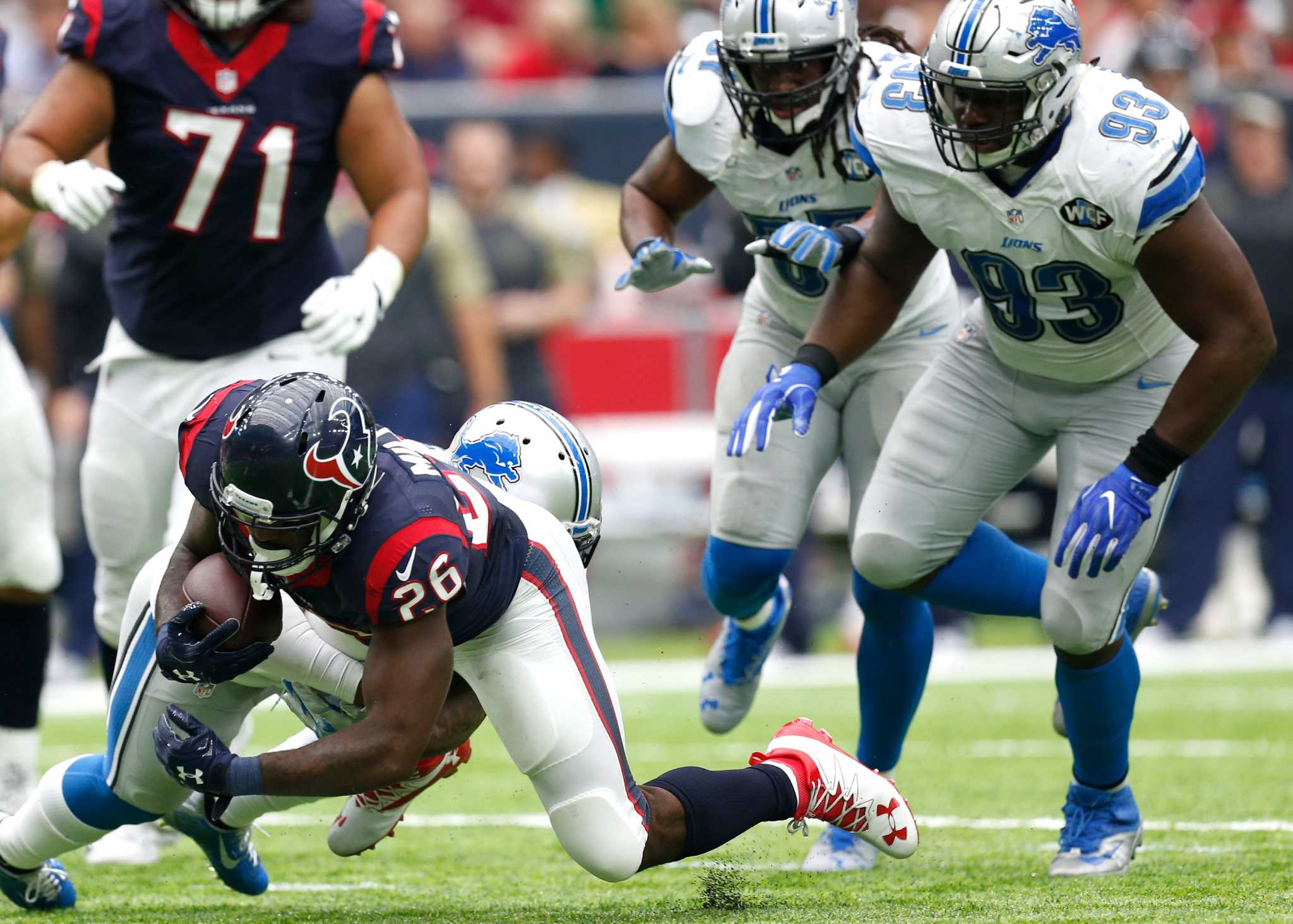 Texans' Lamar Miller guts out shoulder injury