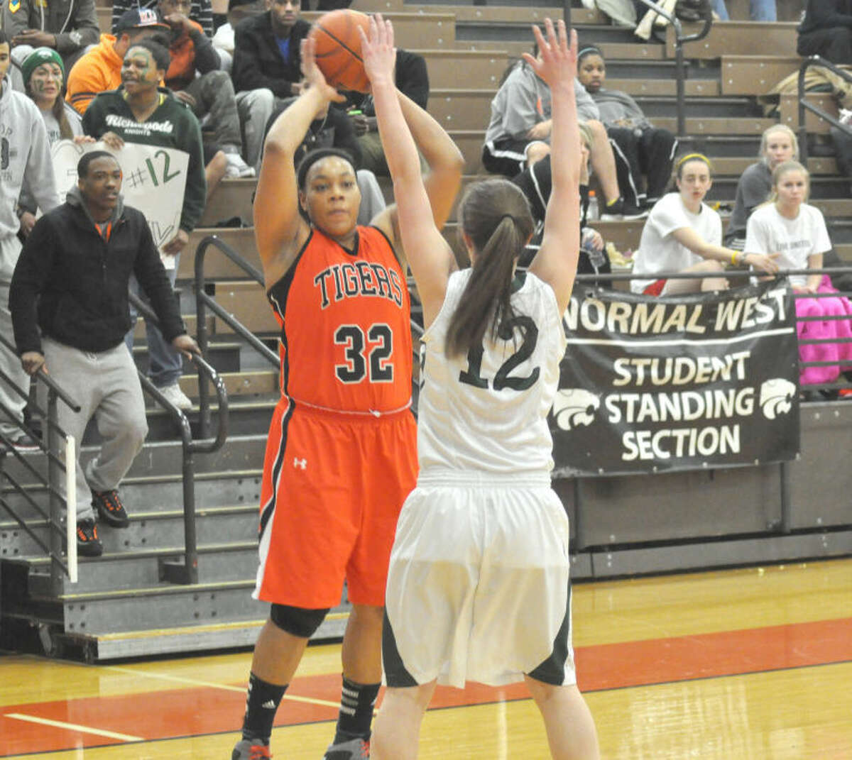 Edwardsville’s Emmonnie Henderson looks to get the ball inside on Thursday vs. Peoria Richwoods. 