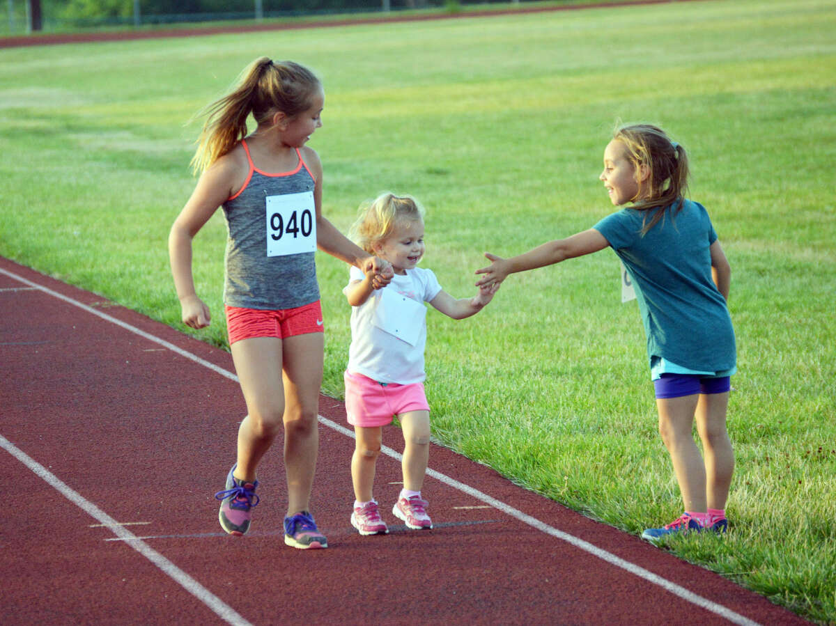 little kids running track