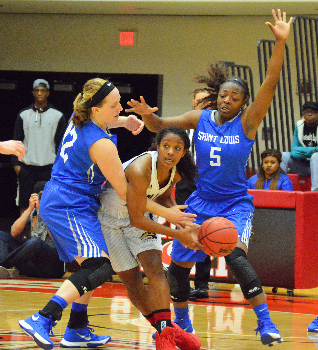 WOMEN'S BASKETBALL White, Covington meet on the court