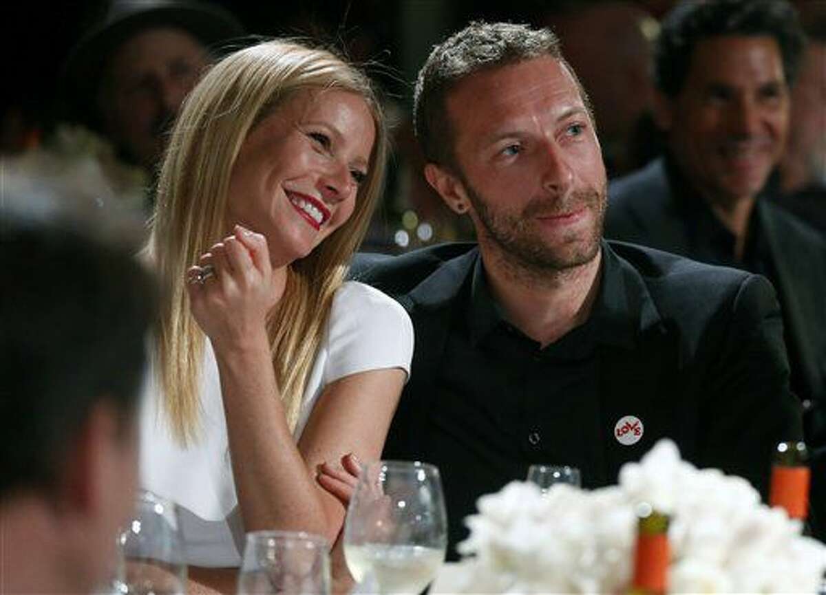 ARCHIVO - Gwyneth Paltrow, izquierda, y su esposo el músico Chris Martin en la 3ª gala Sean Penn and Friends Help Haiti en Beverly Hills, California, en una fotografía del 11 de enero de 2014. El jueves 14 de julio de 2016 un juez de Los Angeles concluyó el divorcio de la pareja más de dos años después de que anunciaran que estaban pasando por un proceso de "separación consciente". Los documentos del divorcio incluyen pocos detalles pero señalan que ni Paltrow ni Martin recibirán manutención conyugal. (Foto Colin Young-Wolff /Invision/AP, archivo)