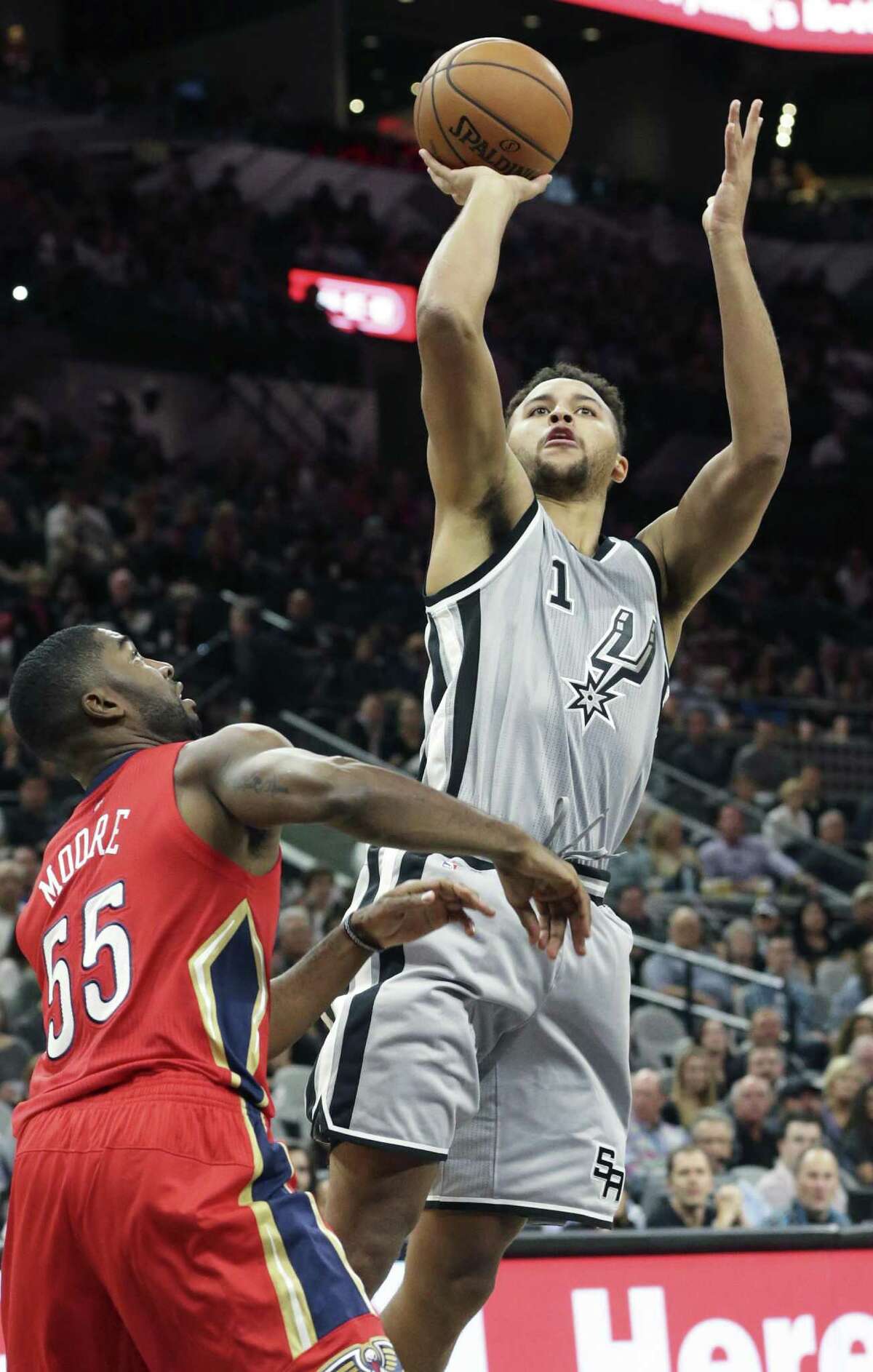 Kyle Anderson leans away for a shot over E'twain Moore as the Spurs host the Pelicans at the AT&T Center on October 29, 2016.